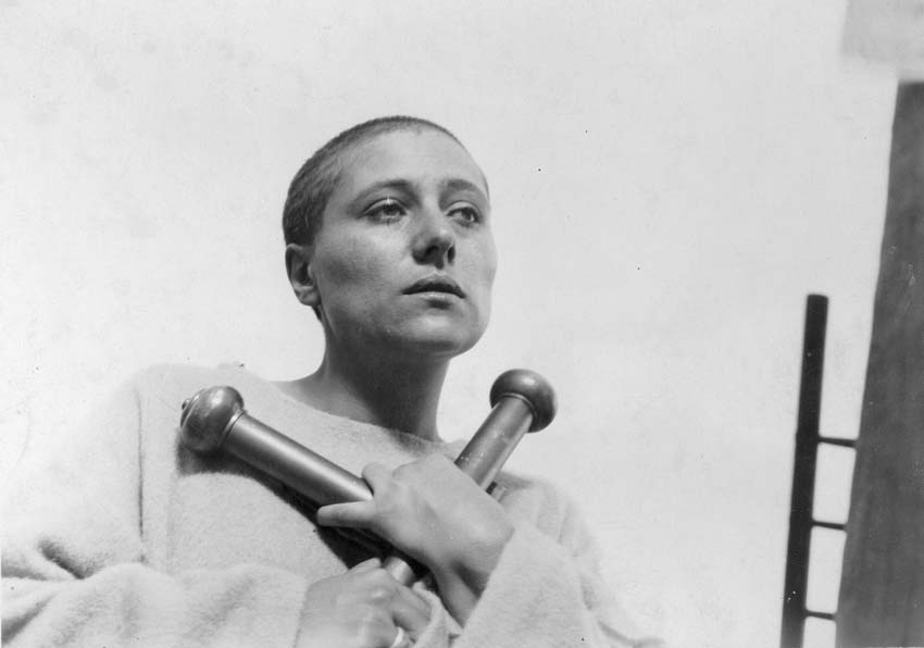 Una mujer con una cruz